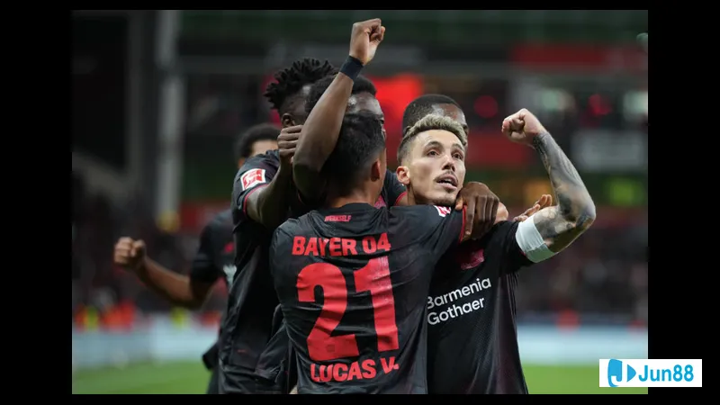 Cầu thủ Bayer Leverkusen vượt qua cầu thủ PSV bằng kỹ thuật đi bóng tinh tế Cầu thủ Bayer Leverkusen vượt qua cầu thủ PSV bằng kỹ thuật đi bóng tinh tế