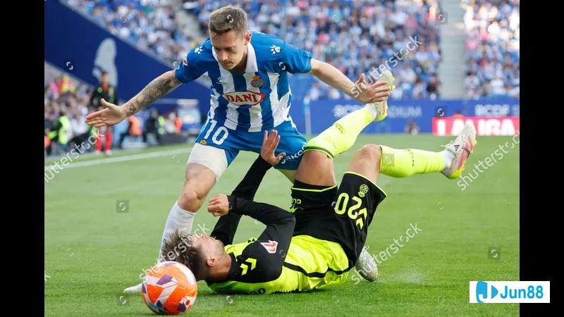 Cầu thủ của Espanyol dùng kỹ thuật để vượt qua phòng ngự của Real Betis