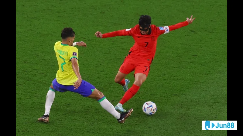 Cầu thủ Brazil với sức mạnh và tinh thần quyết tâm đối mặt với cầu thủ Hàn Quốc trên sân cỏ Cầu thủ Brazil với sức mạnh và tinh thần quyết tâm đối mặt với cầu thủ Hàn Quốc trên sân…