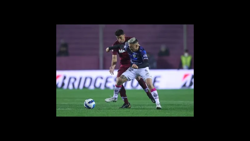 Cầu thủ của Independiente đang tung ra cú sút mạnh vào khung thành của Lanus Cầu thủ của Independiente đang tung ra cú sút mạnh vào khung thành của Lanus