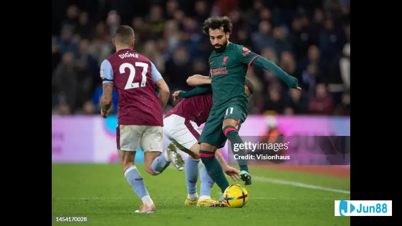 Cầu thủ Liverpool với sự tập trung cao độ trong trận đấu với Aston Villa Cầu thủ Liverpool với sự tập trung cao độ trong trận đấu với Aston Villa