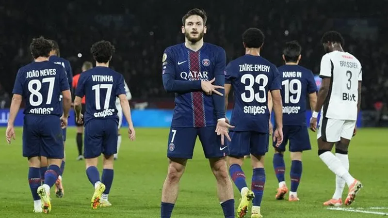 Cầu thủ của Athletic Bilbao đang giao bóng trước sự áp đảo của cầu thủ PSG Cầu thủ của Athletic Bilbao đang giao bóng trước sự áp đảo của cầu thủ PSG