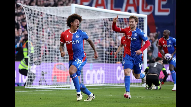 Hậu vệ Burnley cố gắng cản phá cú sút của tiền đạo Crystal Palace