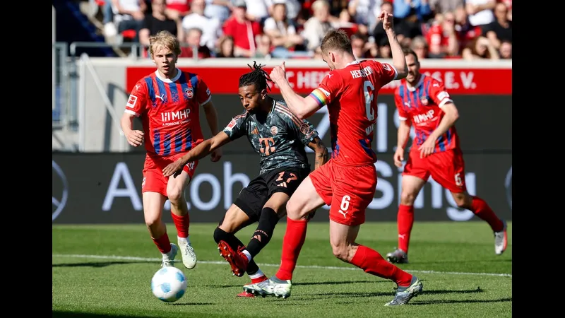 Cầu thủ của đội Heidenheim đang tranh chấp bóng với cầu thủ của Bayern Munich trên sân cỏ Cầu thủ của đội Heidenheim đang tranh chấp bóng với cầu thủ của Bayern Munich trên sân cỏ