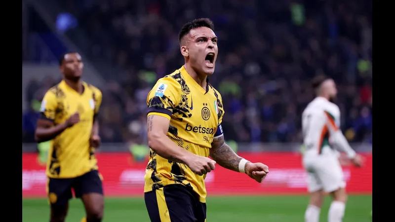 Cầu thủ Inter Milan dừng bóng trước cầu thủ Venezia trong trận đấu bóng đá Cầu thủ Inter Milan dừng bóng trước cầu thủ Venezia trong trận đấu bóng đá