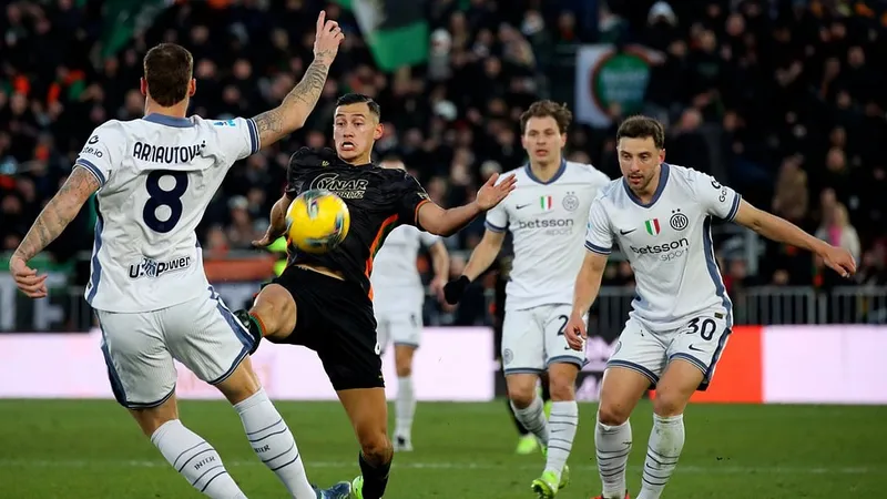 Cầu thủ của Inter Milan vượt qua cầu thủ Venezia để tiến vào vòng cấm đối phương Cầu thủ của Inter Milan vượt qua cầu thủ Venezia để tiến vào vòng cấm đối phương