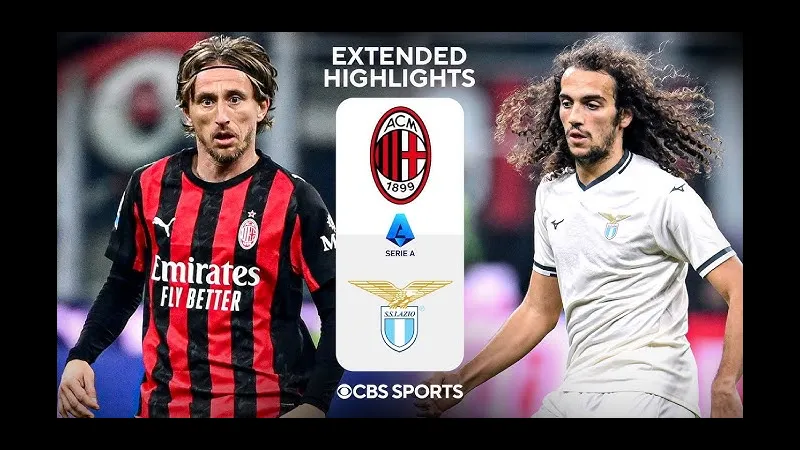 Cầu thủ Lazio dùng kỹ thuật để vượt qua cầu thủ AC Milan trên sân cỏ