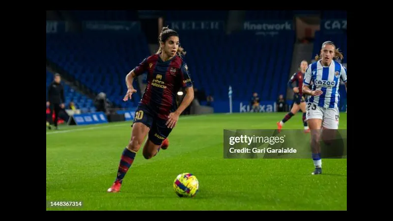 Cầu thủ Levante tạo ra cơ hội nguy hiểm trước khung thành Real Sociedad