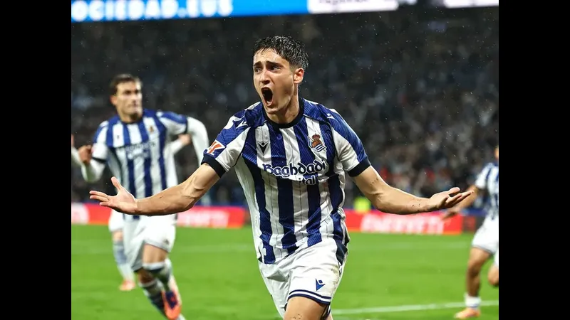 Cầu thủ của Levante và Real Sociedad cùng tranh chấp bóng trên sân cỏ
