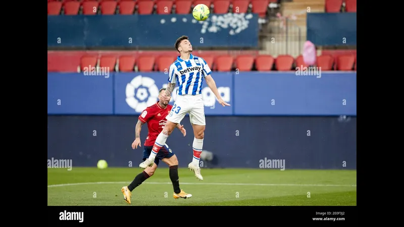 Cầu thủ của Osasuna chiến đấu gắt gao với cầu thủ Alavés trong trận đấu Cầu thủ của Osasuna chiến đấu gắt gao với cầu thủ Alavés trong trận đấu