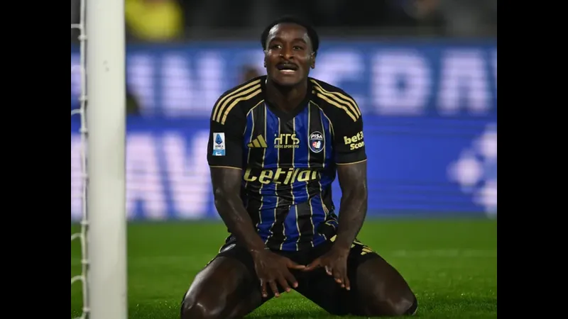 Cầu thủ của Pisa và Parma cùng tranh chấp một quả bóng trên sân cỏ Cầu thủ của Pisa và Parma cùng tranh chấp một quả bóng trên sân cỏ