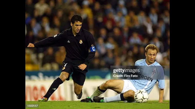 Cầu thủ của Real Madrid đang tung cú sút mạnh mẽ trong trận đấu với Celta Vigo Cầu thủ của Real Madrid đang tung cú sút mạnh mẽ trong trận đấu với Celta Vigo