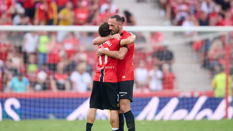 Cầu thủ của Real Oviedo cố gắng ngăn chặn sự tấn công của cầu thủ Mallorca trong trận đấu hôm nay. Cầu thủ của Real Oviedo cố gắng ngăn chặn sự tấn công của cầu thủ Mallorca trong trận đấu…