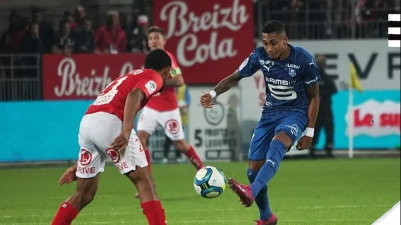 Cầu thủ của Rennes tạo ra khoảnh khắc nguy hiểm trong trận đấu với Brest