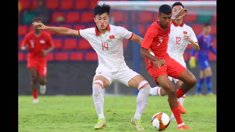 Cầu thủ U22 Thái Lan với nỗ lực vượt qua cầu thủ U22 Singapore trong trận đấu Cầu thủ U22 Thái Lan với nỗ lực vượt qua cầu thủ U22 Singapore trong trận đấu