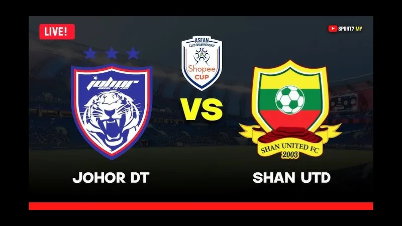 Cầu thủ Johor DT và Shan Utd tranh chấp quả bóng trên sân cỏ Cầu thủ Johor DT và Shan Utd tranh chấp quả bóng trên sân cỏ