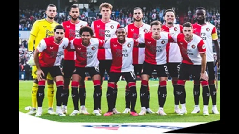 Cầu thủ Real Betis và Feyenoord tranh chấp bóng trên sân - Dự đoán phạt