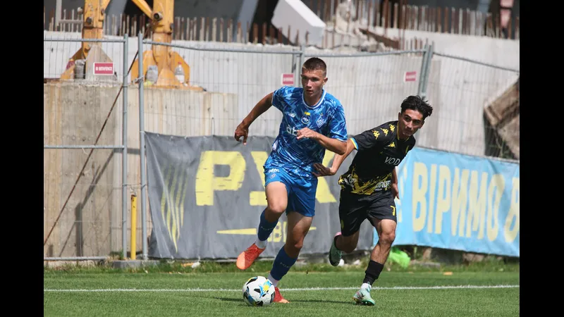 Cầu thủ Dynamo Kyiv và Rukh Lviv đấu tranh gay cấn trên sân cỏ Cầu thủ Dynamo Kyiv và Rukh Lviv đấu tranh gay cấn trên sân cỏ