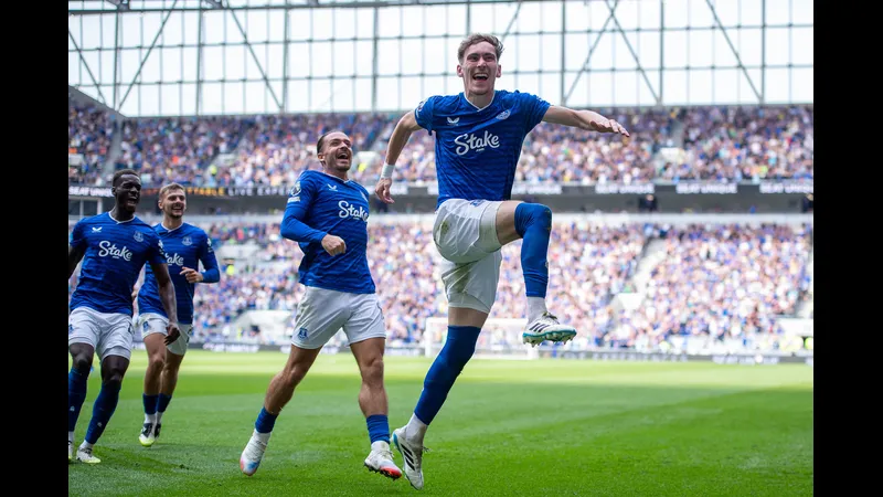 Cầu thủ Everton vượt qua hậu vệ của Bournemouth để tiến gần khung thành Cầu thủ Everton vượt qua hậu vệ của Bournemouth để tiến gần khung thành