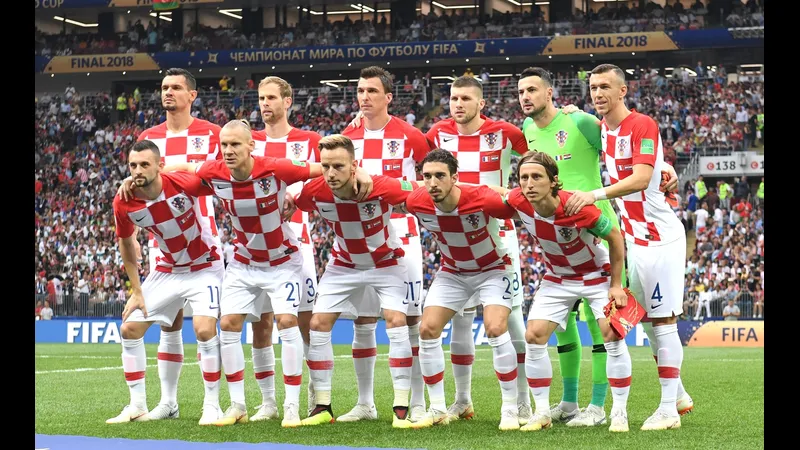 Cầu thủ Colombia và Croatia tranh chấp bóng trên sân Cầu thủ Colombia và Croatia tranh chấp bóng trên sân