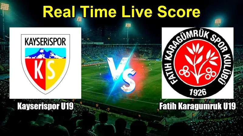 Cầu thủ Kayserispor và Fatih Karagumruk đối đầu trên sân cỏ