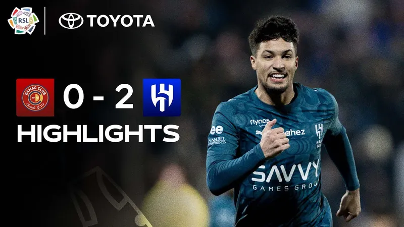 Cầu thủ của Al Hilal và Damac đang tranh chấp quả bóng trên sân cỏ